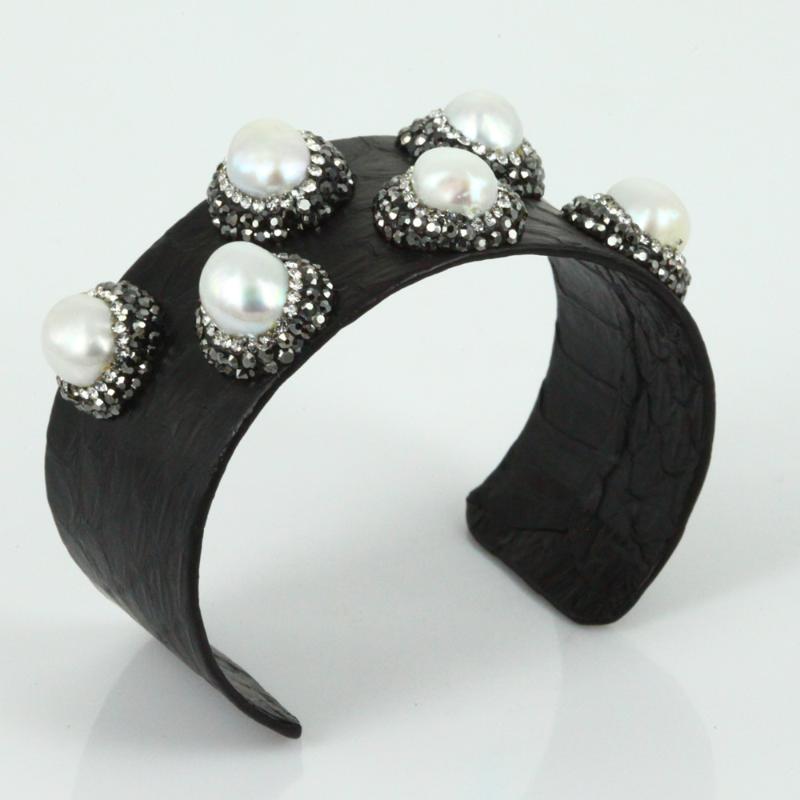 Real Black Snake Leather Pave Natural Freshwater Pearl Charms Adjustable Open Big Wide Bangles Cuff Women 2020 Luxury Jewelry
Real Black Snake Leather Pave Natural Freshwater Pearl Charms Adjustable Open Big Wide Bangles Cuff Women 2020 Luxury Jewelry