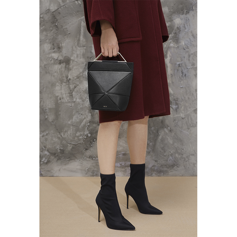 2021 Yee Si women' independent designer folding metal handle minimalist handbag ins shoulder bag new
2021 Yee Si women' independent designer folding metal handle minimalist handbag ins shoulder bag new