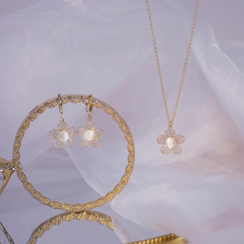 14k Real Gold Luxury Delicate Full Diamond Flower Women Necklace Temperament Simple Micro Inlaid Zircon Choker Wedding Colar
14k Real Gold Luxury Delicate Full Diamond Flower Women Necklace Temperament Simple Micro Inlaid Zircon Choker Wedding Colar