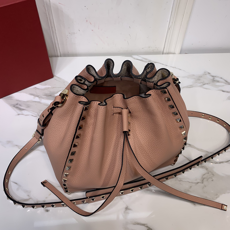 The new series 0070 Grain leather shoulder bag Vacuum plated rivets and metal hardware Opening and closing of draw string fashion bags
The new series 0070 Grain leather shoulder bag Vacuum plated rivets and metal hardware Opening and closing of draw string fashion bags