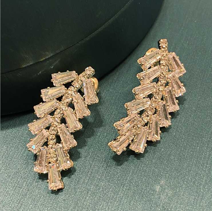Micro inlaid T square zircon leaf earrings women's trendy temperament forest earrings
Micro inlaid T square zircon leaf earrings women's trendy temperament forest earrings