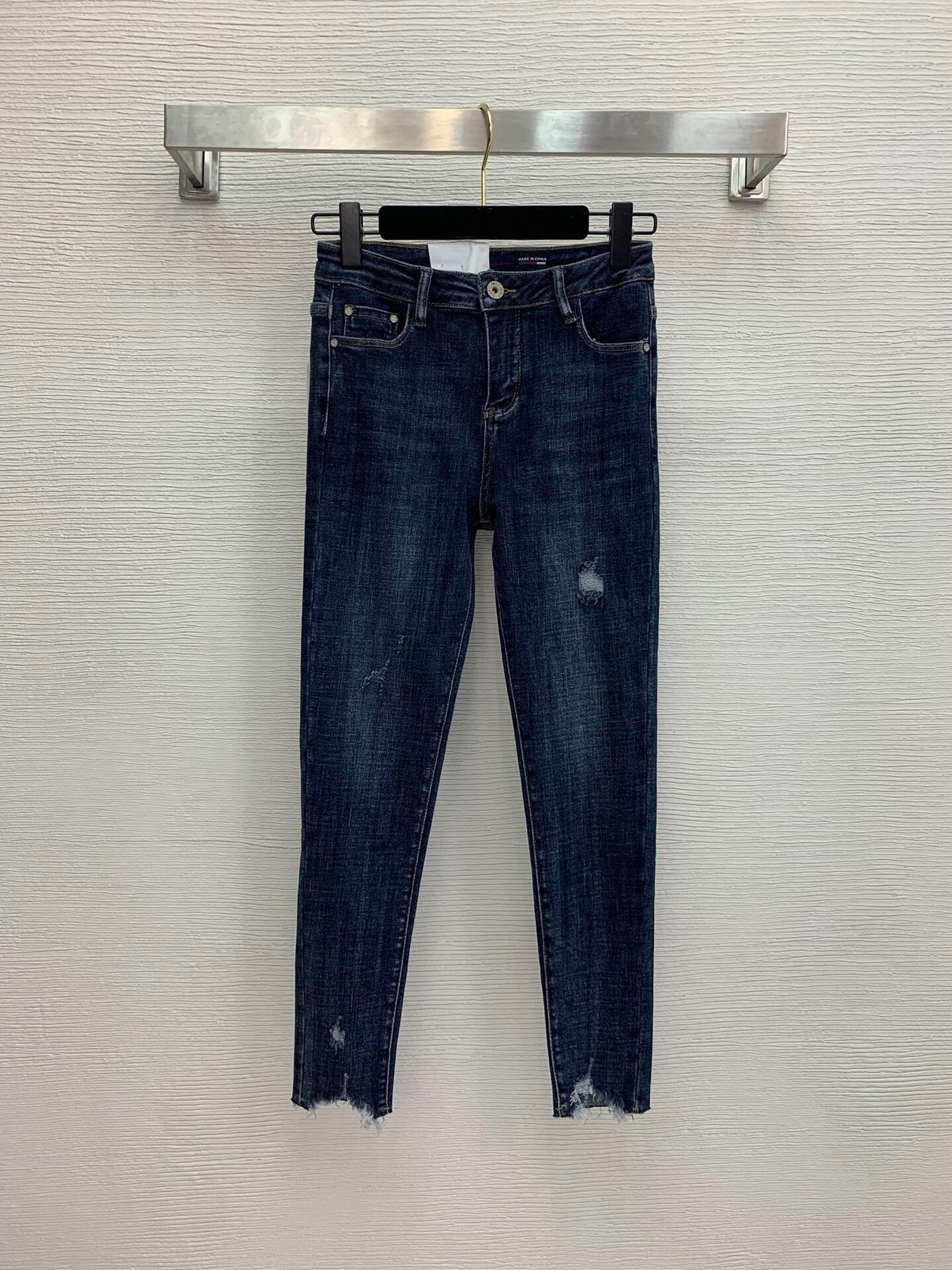 Autumn and winter 2020 new high-end irregular trouser leg with holes, slim fit and versatile Capri Jeans Leggings, Blue
Autumn and winter 2020 new high-end irregular trouser leg with holes, slim fit and versatile Capri Jeans Leggings, Blue