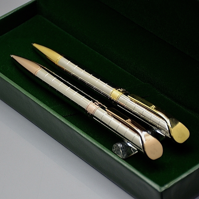 Luxury Gift Pen High quality Rlx Branding Sliver Metal grid Ballpoint pen Ball pens Stationery office school supplies with Original Box, With box packaging
Luxury Gift Pen High quality Rlx Branding Sliver Metal grid Ballpoint pen Ball pens Stationery office school supplies with Original Box, With box packaging
