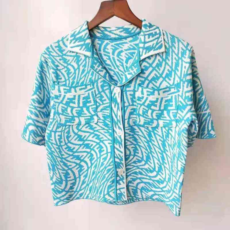 spring and summer new capsule series polo collar fisheye lens new shape double letter knitted ice silk cardigan women, Blue
spring and summer new capsule series polo collar fisheye lens new shape double letter knitted ice silk cardigan women, Blue
