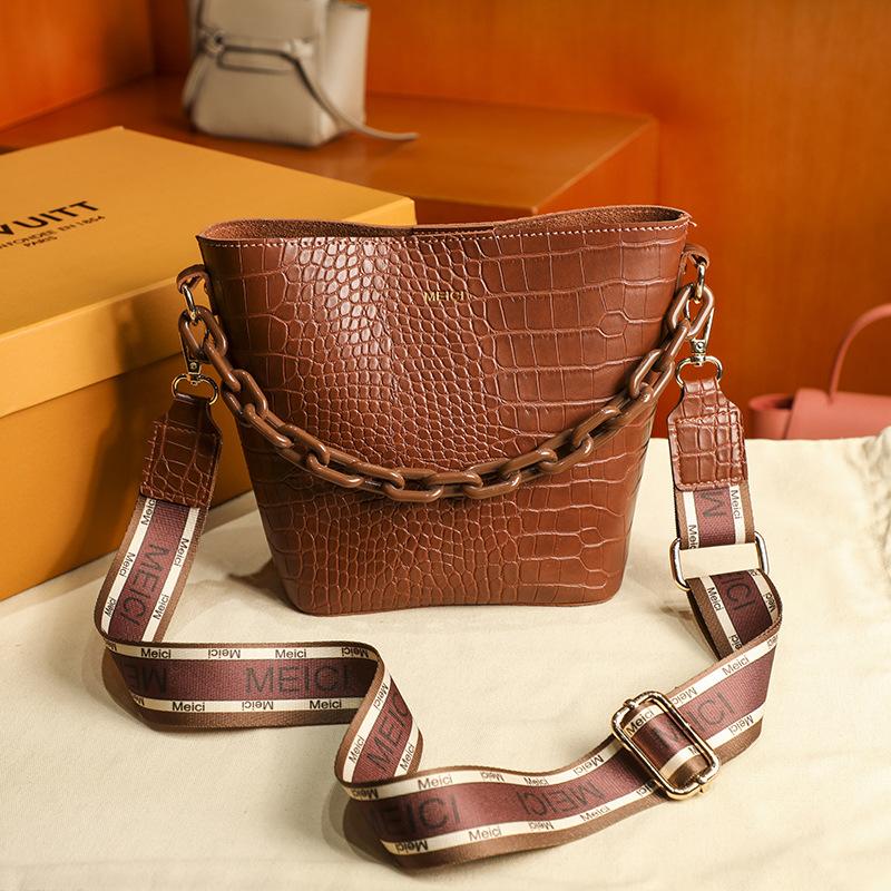 Crocodile Pattern Bucket Bag 2021 Luxury Texture New Simple Fashion Shoulder Messenger Bag Chain Female, Black
Crocodile Pattern Bucket Bag 2021 Luxury Texture New Simple Fashion Shoulder Messenger Bag Chain Female, Black