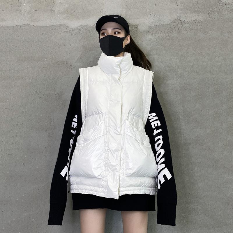Loose Fit Women White Black Keep Warm Down Vest New Stand Collar Sleeveless Fashion Tide Autumn Winter 2021 1DD0116
Loose Fit Women White Black Keep Warm Down Vest New Stand Collar Sleeveless Fashion Tide Autumn Winter 2021 1DD0116