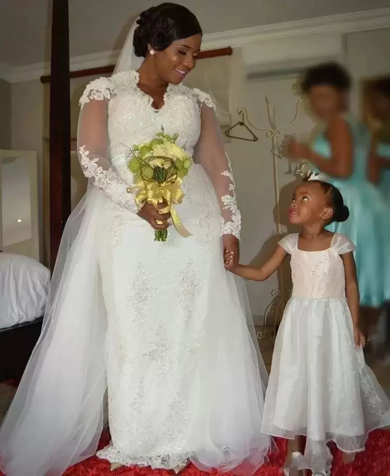 Plus Size Mermaid Wedding Dresses Bridal Gown Long Sleeves Lace Applique With Overskirt Beaded Pearls Sweep Train Scalloped V Neck Tulle Vestido De No