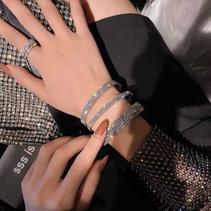 Fashionable unique full drill wide bracelet women stylish web celebrity advanced sense party shiny rhinestone opening jewelry
Fashionable unique full drill wide bracelet women stylish web celebrity advanced sense party shiny rhinestone opening jewelry