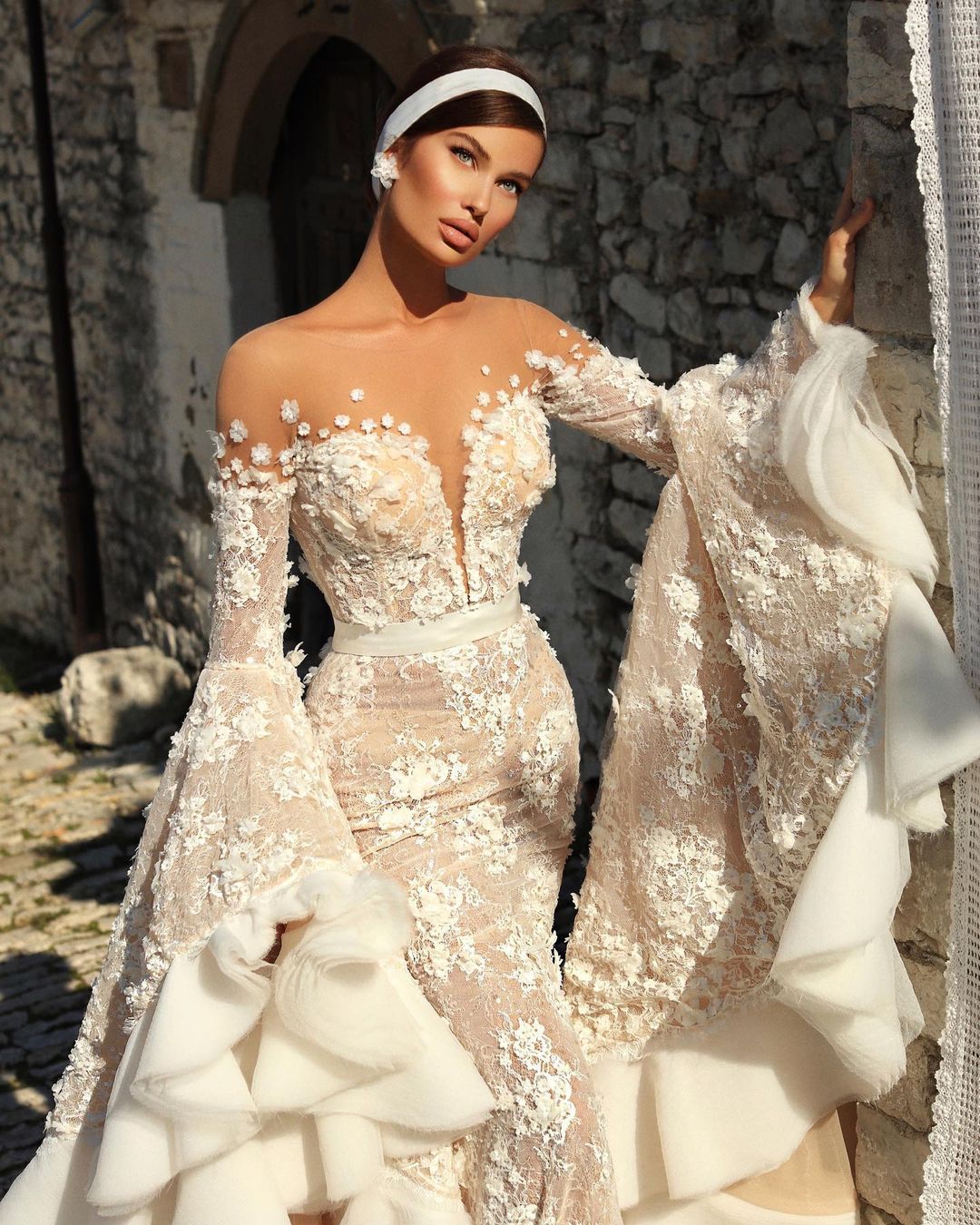 Mermaid Fabulous Lace Wedding Dresses Sheer Bateau Neck Trumpet Long Sleeves Bridal Gowns Covered Buttons Back Sweep Train Robe De Marie
