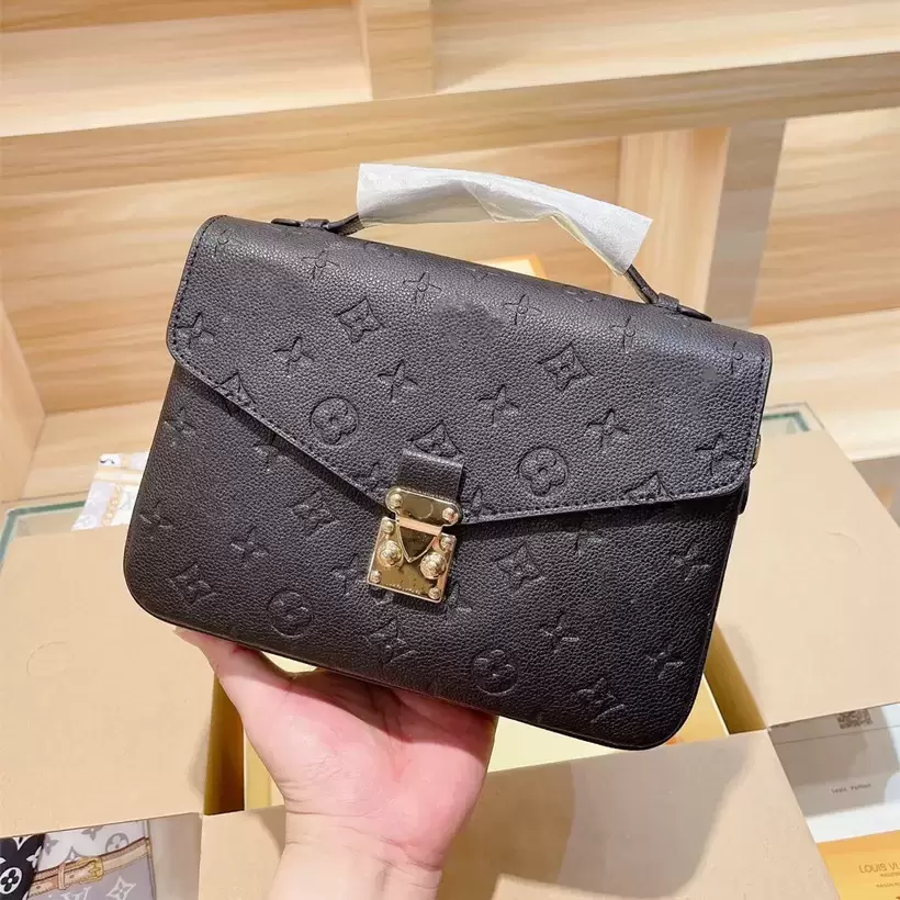 Louise's Viuton's vutton's LVS Handbag Messenger Evening Bags Embossing Leather Embossing Elegant Shoulder Bag Luxury Tote Wallets bags
Louise's Viuton's vutton's LVS Handbag Messenger Evening Bags Embossing Leather Embossing Elegant Shoulder Bag Luxury Tote Wallets bags