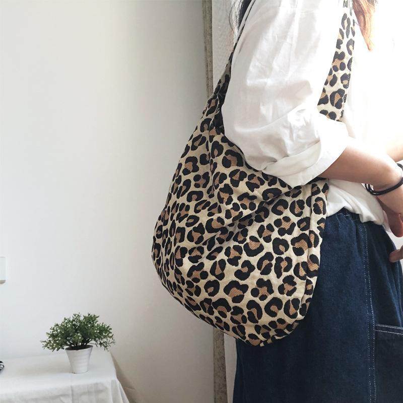 Korean INS Fashion Retro Leopard Pattern Shoulder Bag for Women Fabric Portable Underarm Bag Large Capacity Tote Handbag Purse
Korean INS Fashion Retro Leopard Pattern Shoulder Bag for Women Fabric Portable Underarm Bag Large Capacity Tote Handbag Purse