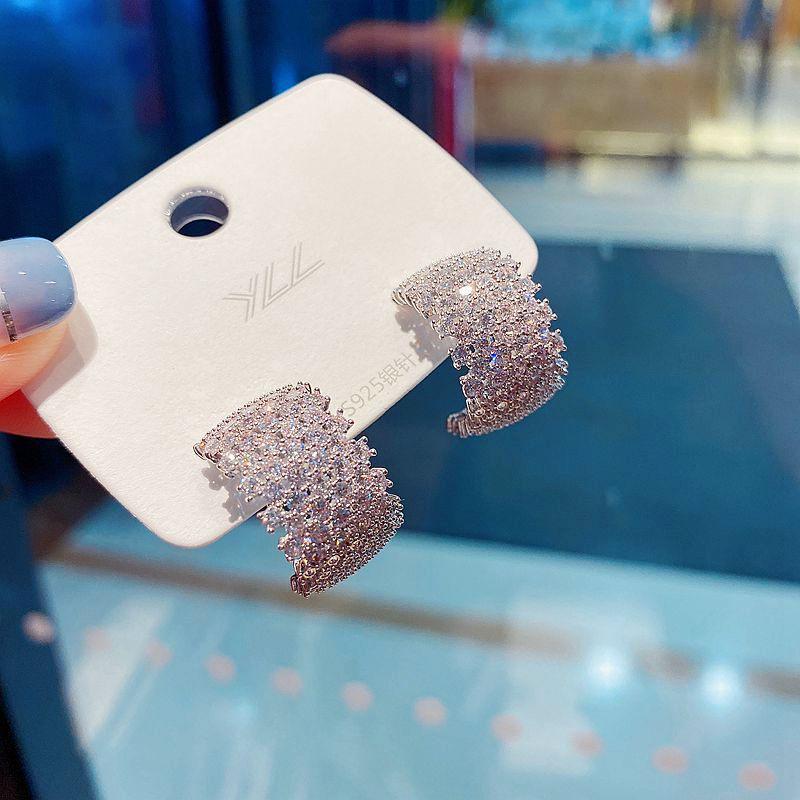 Exquisite C Shaped CZ Crystal Earrings for Women Micro Paved Cubic Zirconia Earrings Party Gift Jewelry
Exquisite C Shaped CZ Crystal Earrings for Women Micro Paved Cubic Zirconia Earrings Party Gift Jewelry