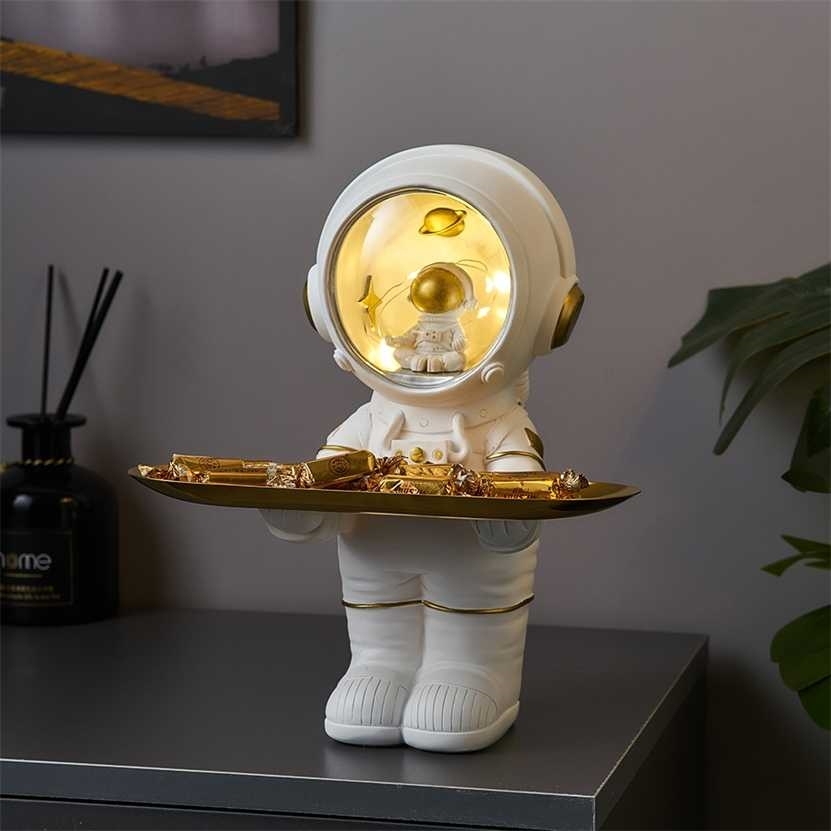 Creative Astronaut Statue Storage Tray Nordic Home Decor Desk Figurine Living Room Table Key 220124
Creative Astronaut Statue Storage Tray Nordic Home Decor Desk Figurine Living Room Table Key 220124
