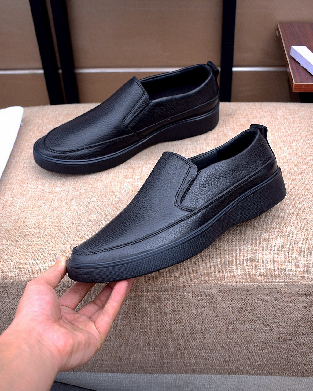 Fashion Men Slip On Casual Comfortable Brand Flat Shoes Genuine Leather Runner Outdoor Trainers Sneakers Size 38-44, Black
Fashion Men Slip On Casual Comfortable Brand Flat Shoes Genuine Leather Runner Outdoor Trainers Sneakers Size 38-44, Black