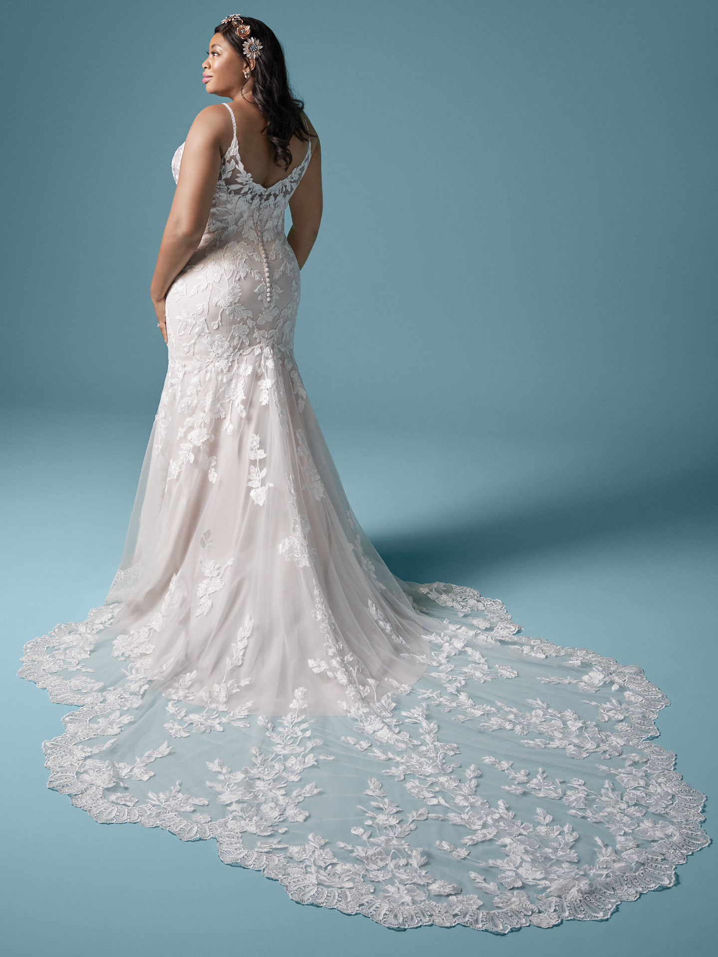 Size Charming Plus Lace Mermaid Wedding Dresses V Neck Covered Buttons Back Bridal Gowns Waved Court Train Custom Made Robe De Marie