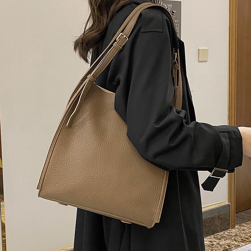 VeryMe Large Capacity Female Hobo Handbags Vintage Leather Shopper Shoulder Bag Quality Retro Bucket Bags Women sac a main femme, Black
VeryMe Large Capacity Female Hobo Handbags Vintage Leather Shopper Shoulder Bag Quality Retro Bucket Bags Women sac a main femme, Black