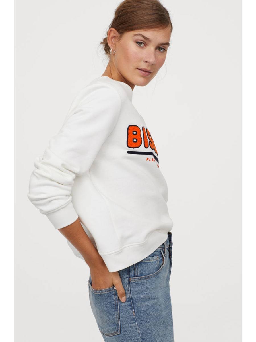 White women sweatshirt, fabric soft sweatshirt motif in front and low shoulders, slightly wide and long sleeves, bisous pattern Y1116, Black
White women sweatshirt, fabric soft sweatshirt motif in front and low shoulders, slightly wide and long sleeves, bisous pattern Y1116, Black