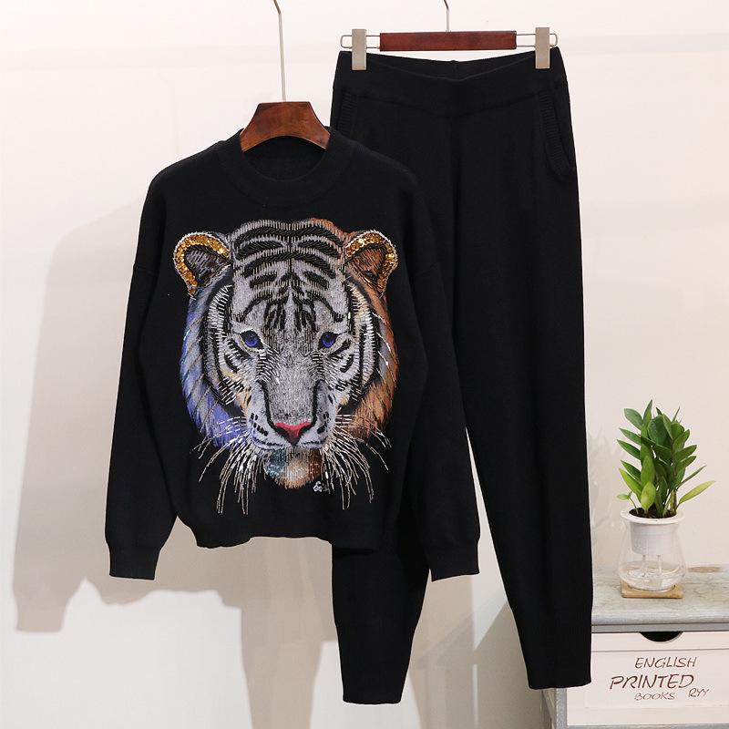 New product autumn and winter women's knitted 2-piece long sleeve O-neck sportswear embroidered tiger head pullover sweater and pocket
New product autumn and winter women's knitted 2-piece long sleeve O-neck sportswear embroidered tiger head pullover sweater and pocket