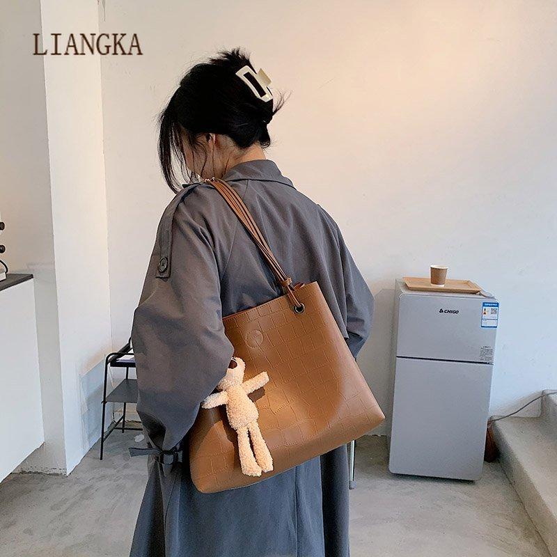 2021New Niche Design Handbags New Fashion Large Capacity Messenger Bag Crocodile Pattern Shoulder Tote Bag Underarm Bags, Black
2021New Niche Design Handbags New Fashion Large Capacity Messenger Bag Crocodile Pattern Shoulder Tote Bag Underarm Bags, Black
