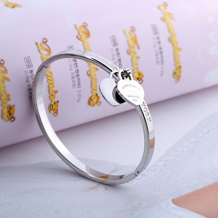 Luxury Fashion women's Bracelet High Quality Stainless Steel Mens Jewelry Fashion Party Bracelets for Women Men, Black
Luxury Fashion women's Bracelet High Quality Stainless Steel Mens Jewelry Fashion Party Bracelets for Women Men, Black