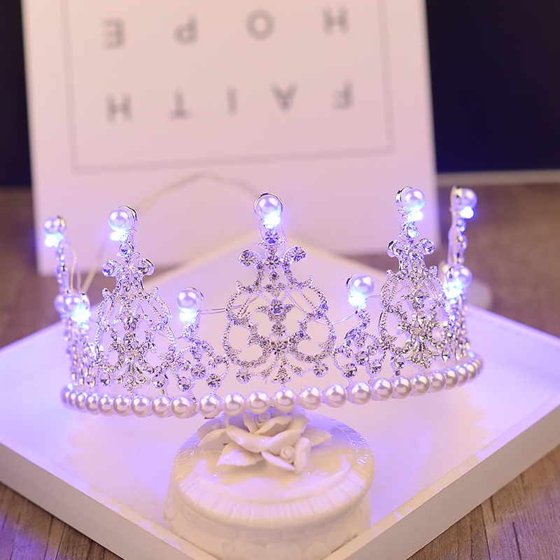 European Pearl Tiara Light Rhinestone Royal Queen Crown for Women Hair Ornaments Bridal Wedding Large LED Crowns Birthdtay J0113, Slivery;golden
European Pearl Tiara Light Rhinestone Royal Queen Crown for Women Hair Ornaments Bridal Wedding Large LED Crowns Birthdtay J0113, Slivery;golden