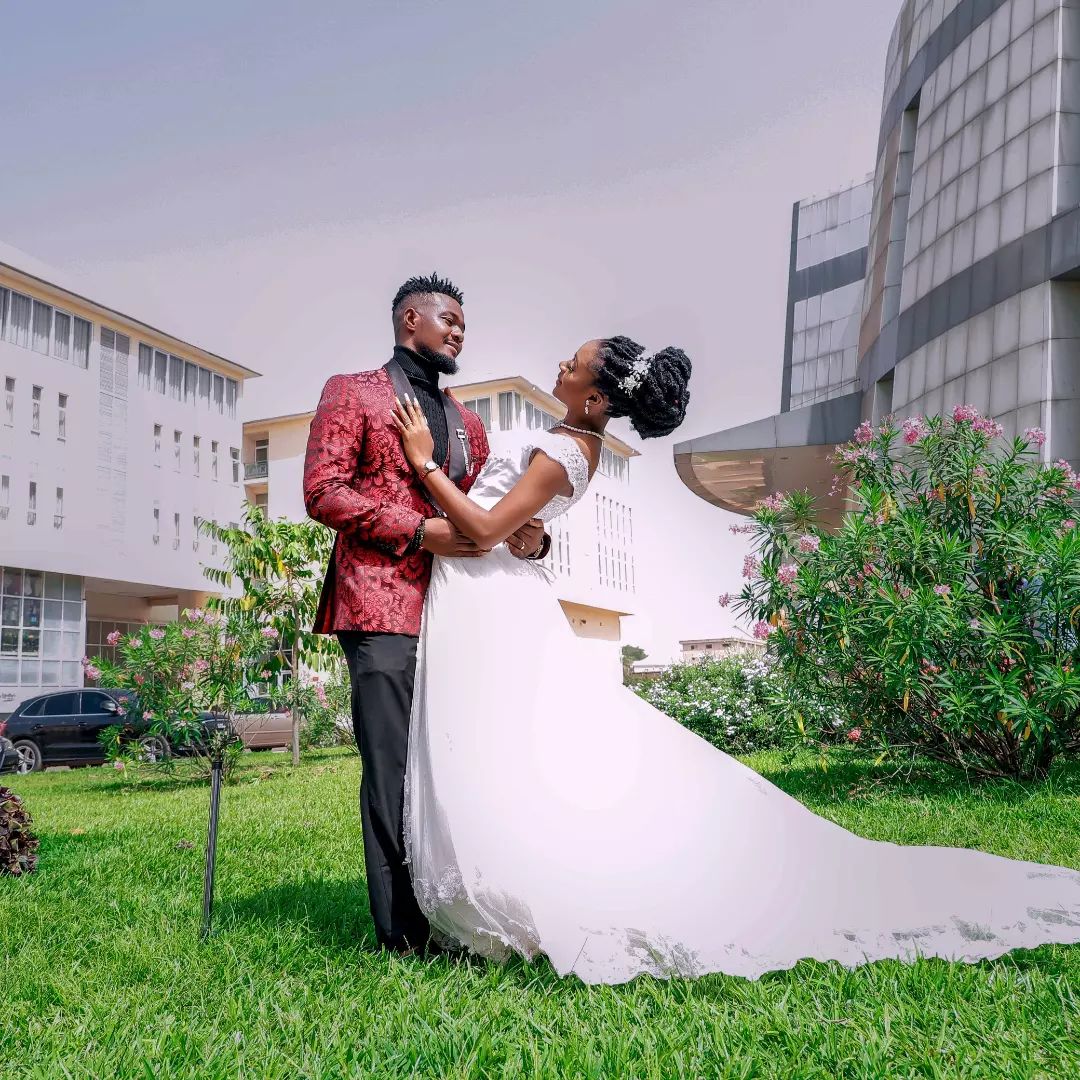 A Line Wedding Dress 2022 Lace Appliques Jewel Neck Sleeveless Sweep Train Bride Bridal Gowns