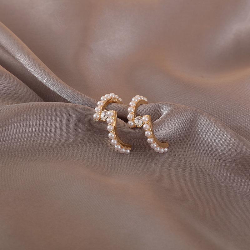 2021 New Arrival Trendy Simulated Pearl C Shaped Stud Earrings For Women Fashion Irregular Geometric Crystal Studs Jewelry
2021 New Arrival Trendy Simulated Pearl C Shaped Stud Earrings For Women Fashion Irregular Geometric Crystal Studs Jewelry