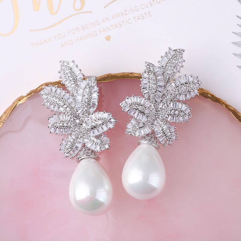 Luxury Leaves Zirconia Earrings Elegant Pearl Pendant Women Wedding Earrings Fashion Party Jewelry Gifts XIUMEIYIZU Brand Hot1
Luxury Leaves Zirconia Earrings Elegant Pearl Pendant Women Wedding Earrings Fashion Party Jewelry Gifts XIUMEIYIZU Brand Hot1
