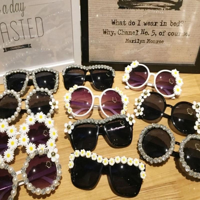 Gorgeous Women Round Sunglasses Crystal Diamond Pearl Handmade Eyewear UV400 Mirror Lens Flower Design Summer Sun Glasses
Gorgeous Women Round Sunglasses Crystal Diamond Pearl Handmade Eyewear UV400 Mirror Lens Flower Design Summer Sun Glasses