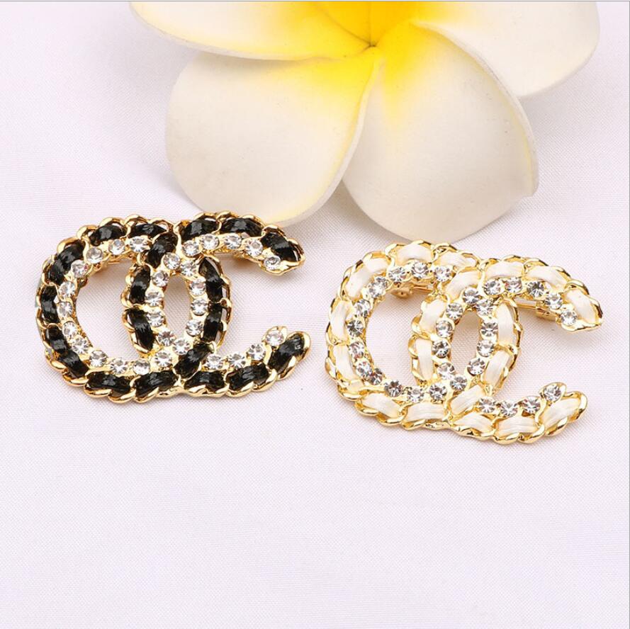 High Quality Brand Designer Double Letter Gold Silver Brooch Women Pearl Rhinestone Brooch Suit Laple Pin Fashion Jewelry Accessories
High Quality Brand Designer Double Letter Gold Silver Brooch Women Pearl Rhinestone Brooch Suit Laple Pin Fashion Jewelry Accessories