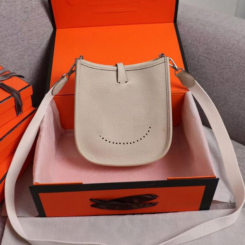 Designer luxury bag Designers Handbag Family Ligt Luxurys Leater Women's Mini Cowide Evelyn Single Soulder Messenger Hollow Bucket Bag q0TX#, Customize
Designer luxury bag Designers Handbag Family Ligt Luxurys Leater Women's Mini Cowide Evelyn Single Soulder Messenger Hollow Bucket Bag q0TX#, Customize