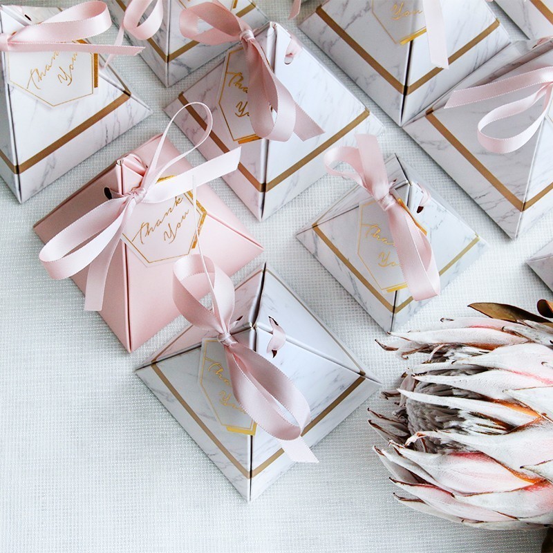 New Triangular Pyramid Marble Candy Box Wedding Favors and Gifts Boxes Chocolate Box Bomboniera Giveaways Boxes Party Supplies Y1202
New Triangular Pyramid Marble Candy Box Wedding Favors and Gifts Boxes Chocolate Box Bomboniera Giveaways Boxes Party Supplies Y1202