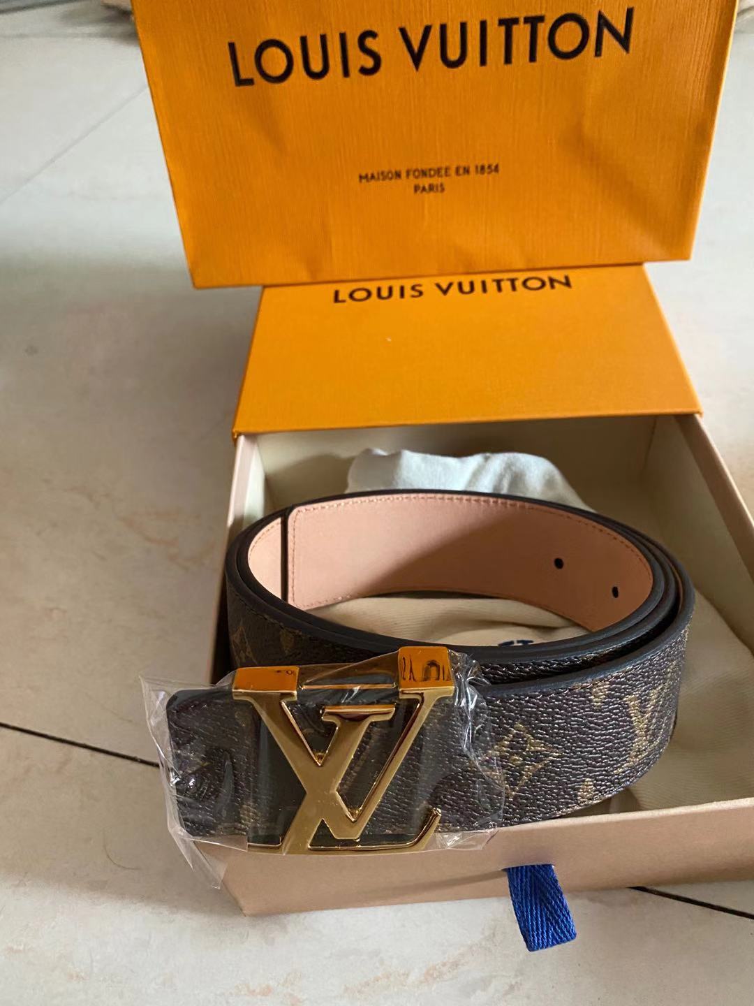 hot best quality black white red genuine leather men belt with box men designers belts women belts designer belts free shipping, Black;brown
hot best quality black white red genuine leather men belt with box men designers belts women belts designer belts free shipping, Black;brown
