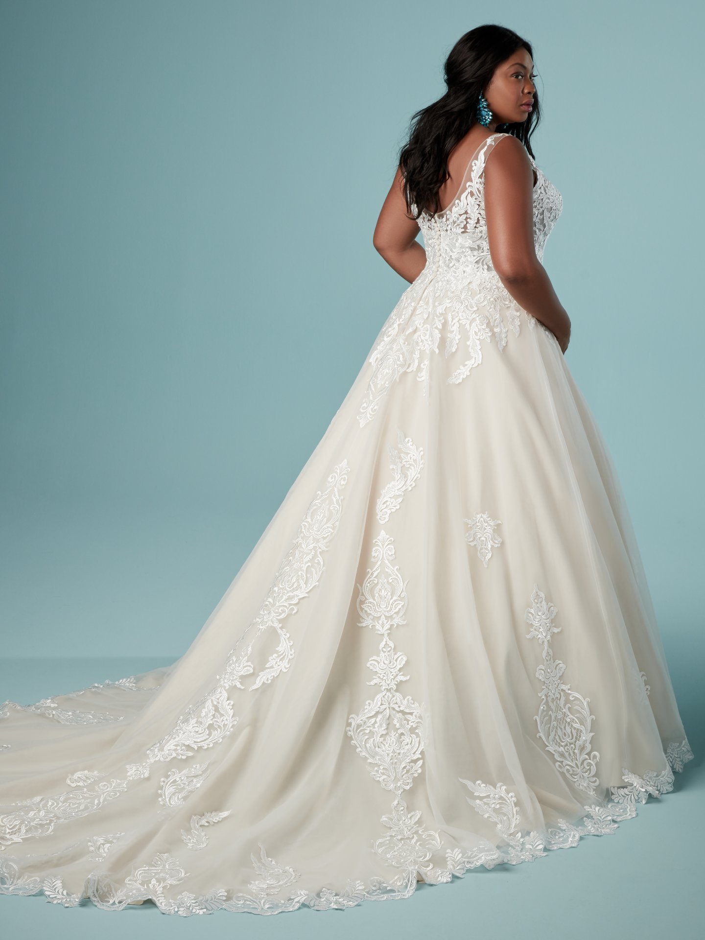 Plus Size Ivory Lace Wedding Dresses V Neck A Line Sequined Bridal Gowns Covered Buttons Back Sweep Train Tulle Robe De Marie