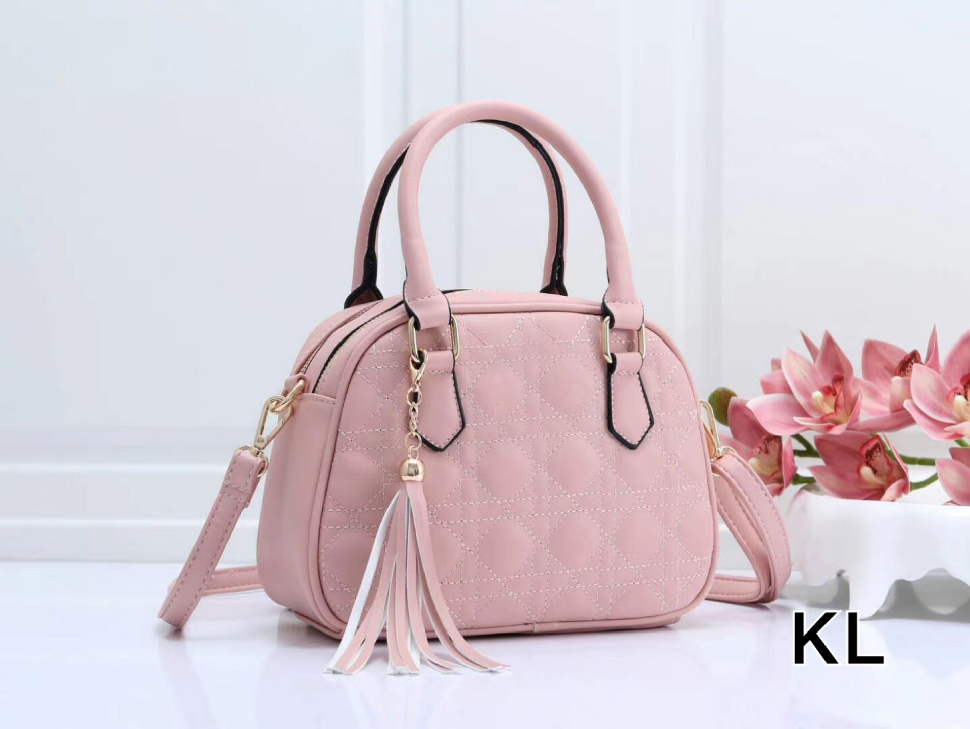 2021Top quality designer handbag disco bag tassel Zipper Shoulder Bag women's Cross bag designer handbag women's luxury handbag#6654
2021Top quality designer handbag disco bag tassel Zipper Shoulder Bag women's Cross bag designer handbag women's luxury handbag#6654
