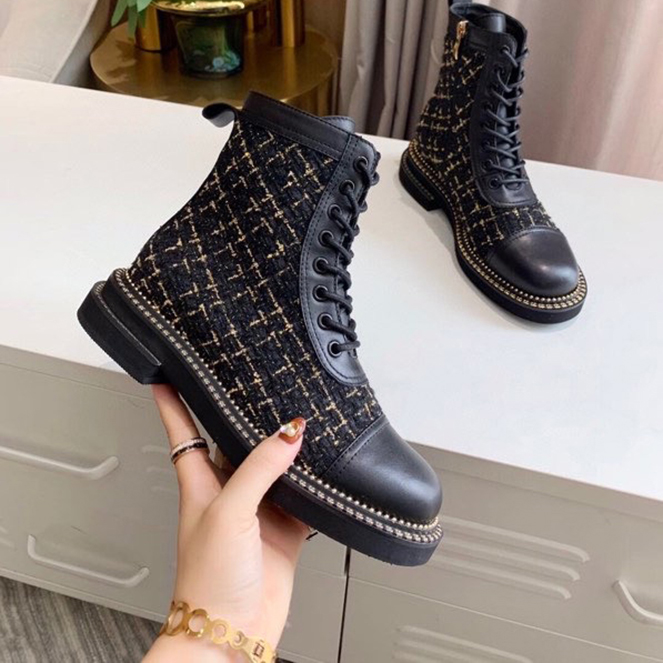 2020 classic Women boots lacing middle boot flat heel boot high quility leather Round head boots with box, Black
2020 classic Women boots lacing middle boot flat heel boot high quility leather Round head boots with box, Black