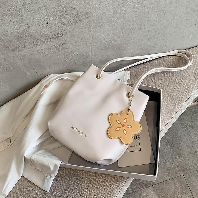HISUELY Trendy Underarm Bag Women 2021 New Fashion Stone Pattern Bucket Bag Casual All-match Braided Shoulder Messenger Q4, Beige
HISUELY Trendy Underarm Bag Women 2021 New Fashion Stone Pattern Bucket Bag Casual All-match Braided Shoulder Messenger Q4, Beige