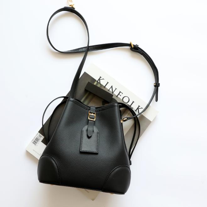 Women Designers Bucket Bags Genuine Leather Handbags Lady Crossbody Bags Shoulder Bag Head Layer Cowhide Drawstring Black Bucket Bag 15/20CM
Women Designers Bucket Bags Genuine Leather Handbags Lady Crossbody Bags Shoulder Bag Head Layer Cowhide Drawstring Black Bucket Bag 15/20CM