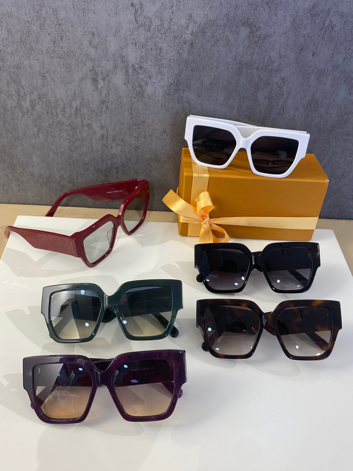 Top quality new 1565 sunglasses men metal retro large plank large frame Polygons Sun glasses Stylish for women frames oversized frame Heavy process UV 400 with case
Top quality new 1565 sunglasses men metal retro large plank large frame Polygons Sun glasses Stylish for women frames oversized frame Heavy process UV 400 with case