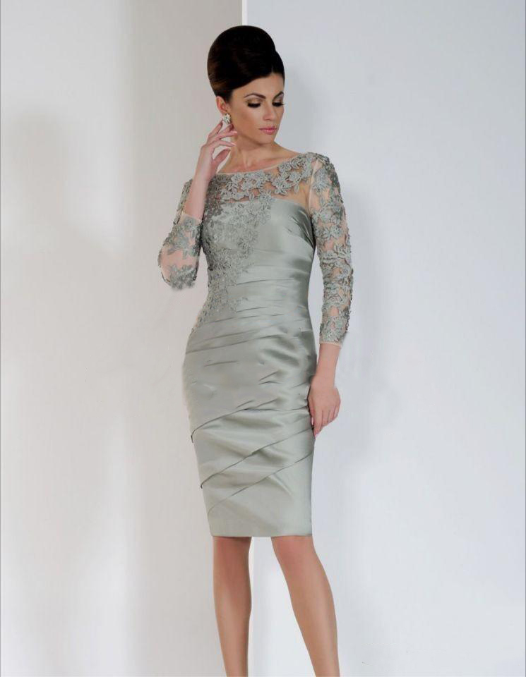 2022 Graceful Short Mother of the Bride Dresses with 3/4 Sleeves Lace Appliques Pleats Plus Size Knee Length Formal Evening Gowns