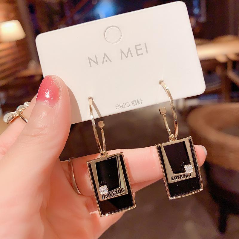 2021New Trend Korean Letters Love You Hoop Earrings Rhinestone Black Geometric Temperament Statement Earrings For Women Jewelry
2021New Trend Korean Letters Love You Hoop Earrings Rhinestone Black Geometric Temperament Statement Earrings For Women Jewelry