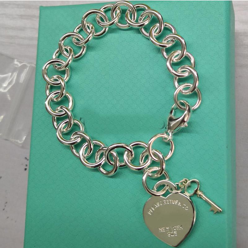 Original Ladies S925 Sterling Silvers Classic Heart Tag Key logo O-shaped Silvers men Jewelry Couple Holiday Gift
Original Ladies S925 Sterling Silvers Classic Heart Tag Key logo O-shaped Silvers men Jewelry Couple Holiday Gift