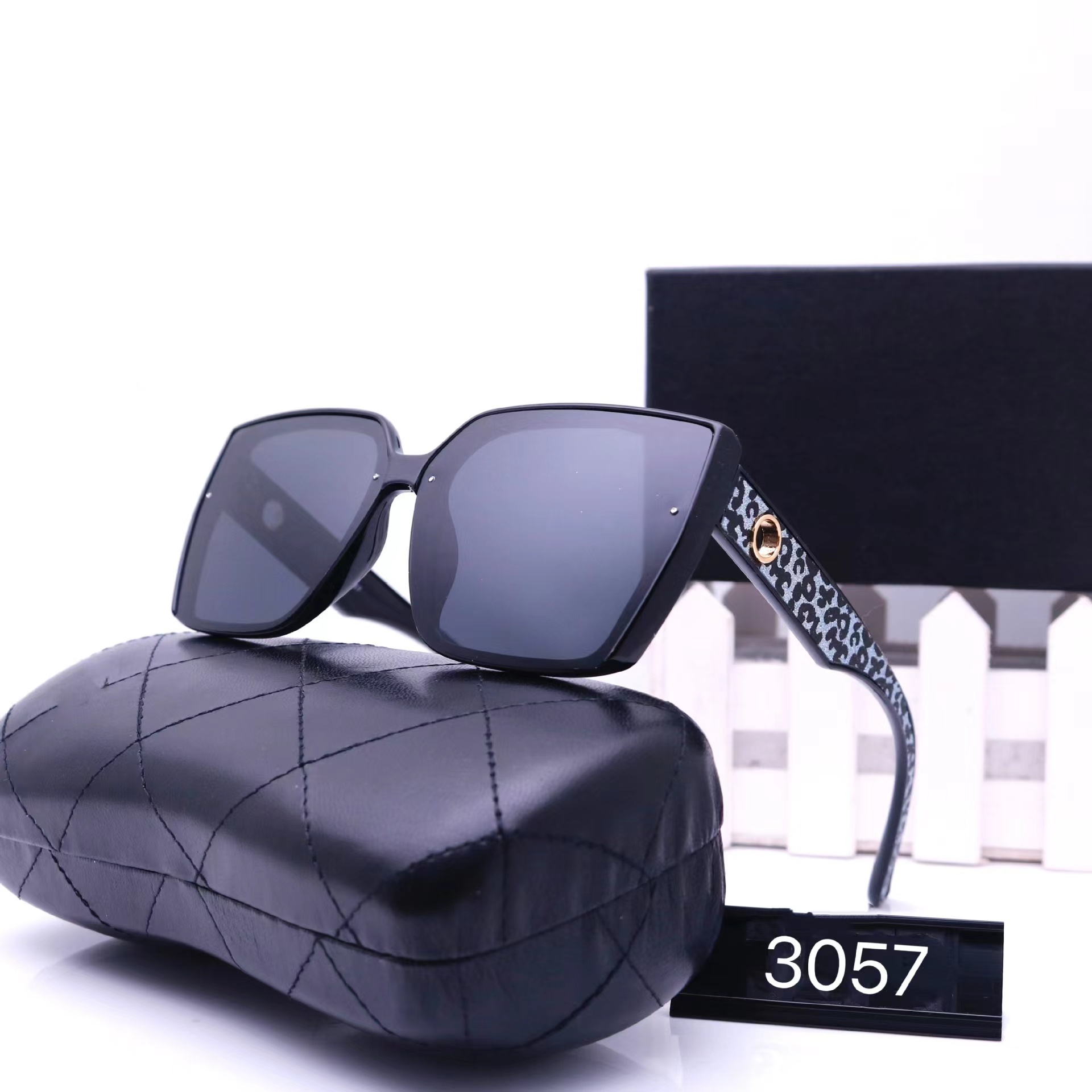 Luxury Designer Brand High-end Sunglasses Outdoor Sports Sunshade Full Frame Fashion Classic Anti-UV Universal Glasses Men and Women 4 Ribbon Boxes
Luxury Designer Brand High-end Sunglasses Outdoor Sports Sunshade Full Frame Fashion Classic Anti-UV Universal Glasses Men and Women 4 Ribbon Boxes