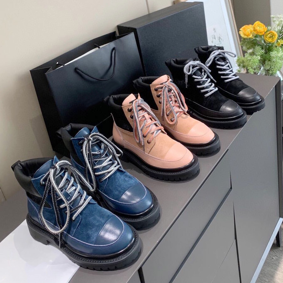 2022 Classic Women Ankle Boots Top Quality Leather Low Heel Martin Boot Designer Fad Wearproof High-tops Casual Shoes Luxury Versatile Briti, Black
2022 Classic Women Ankle Boots Top Quality Leather Low Heel Martin Boot Designer Fad Wearproof High-tops Casual Shoes Luxury Versatile Briti, Black