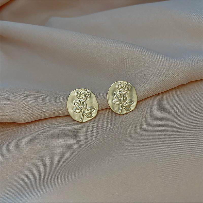Fashion metal geometry retro flower earrings stud earrings contracted temperament rose flowers
Fashion metal geometry retro flower earrings stud earrings contracted temperament rose flowers
