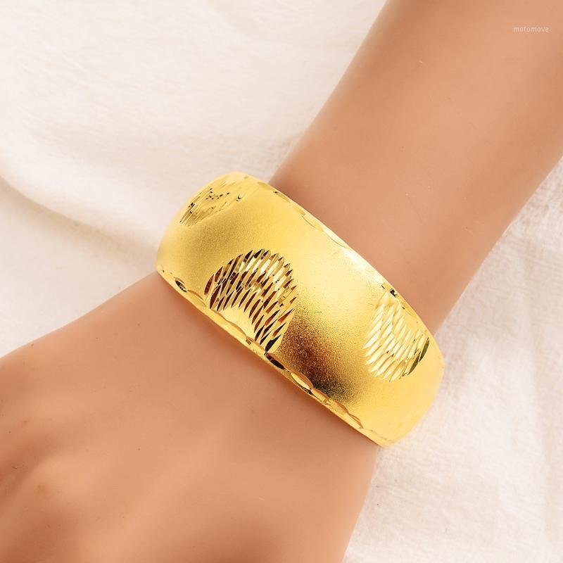 Gold plated big sleeve bracelet for Dubai ladies wedding Jewelry African bracelet gold charm party gift1
