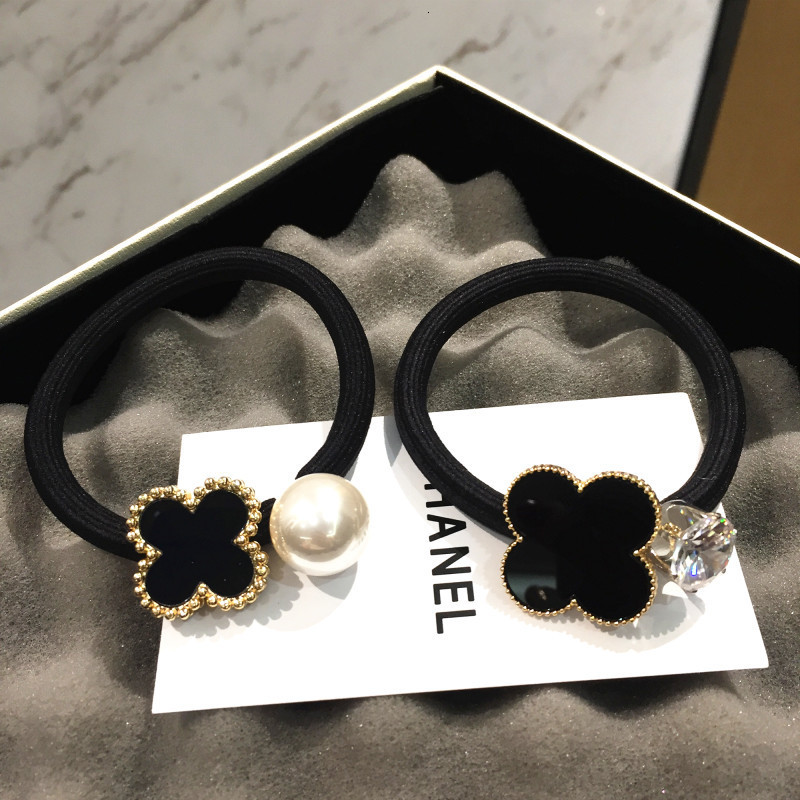 Korean East Gate high-end clover pearl hairband headband simple and seamless leather band high elastic hair accessories
Korean East Gate high-end clover pearl hairband headband simple and seamless leather band high elastic hair accessories