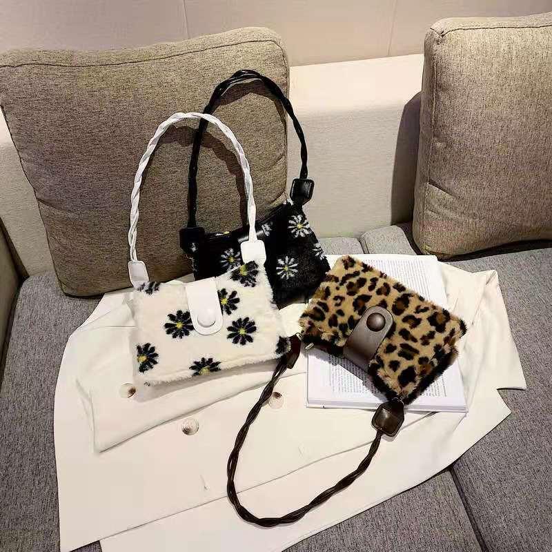 Autumn and winter new leopard print plush underarm bag Fashion women's bag one-shoulder sunflower plush, White
Autumn and winter new leopard print plush underarm bag Fashion women's bag one-shoulder sunflower plush, White