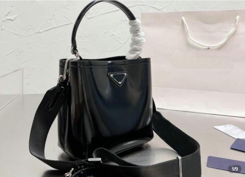 Luxury 2pcs/set Shoulder Bag Letter Updated Version Cowhide Hardware 2022 Designer Bucket Bags Pocket Women Fashion Crossbody Handbags, Black
Luxury 2pcs/set Shoulder Bag Letter Updated Version Cowhide Hardware 2022 Designer Bucket Bags Pocket Women Fashion Crossbody Handbags, Black