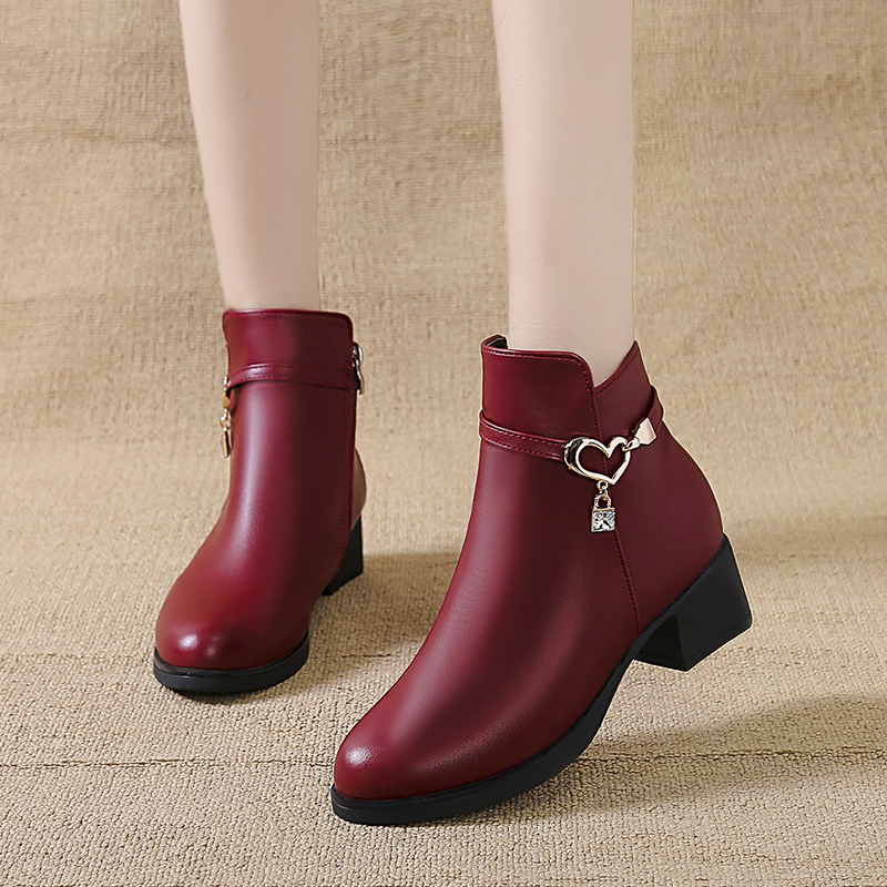 Top fashion crystal heart leather ankle boots for the women winter short stuffed black woman red wine square shoes
Top fashion crystal heart leather ankle boots for the women winter short stuffed black woman red wine square shoes